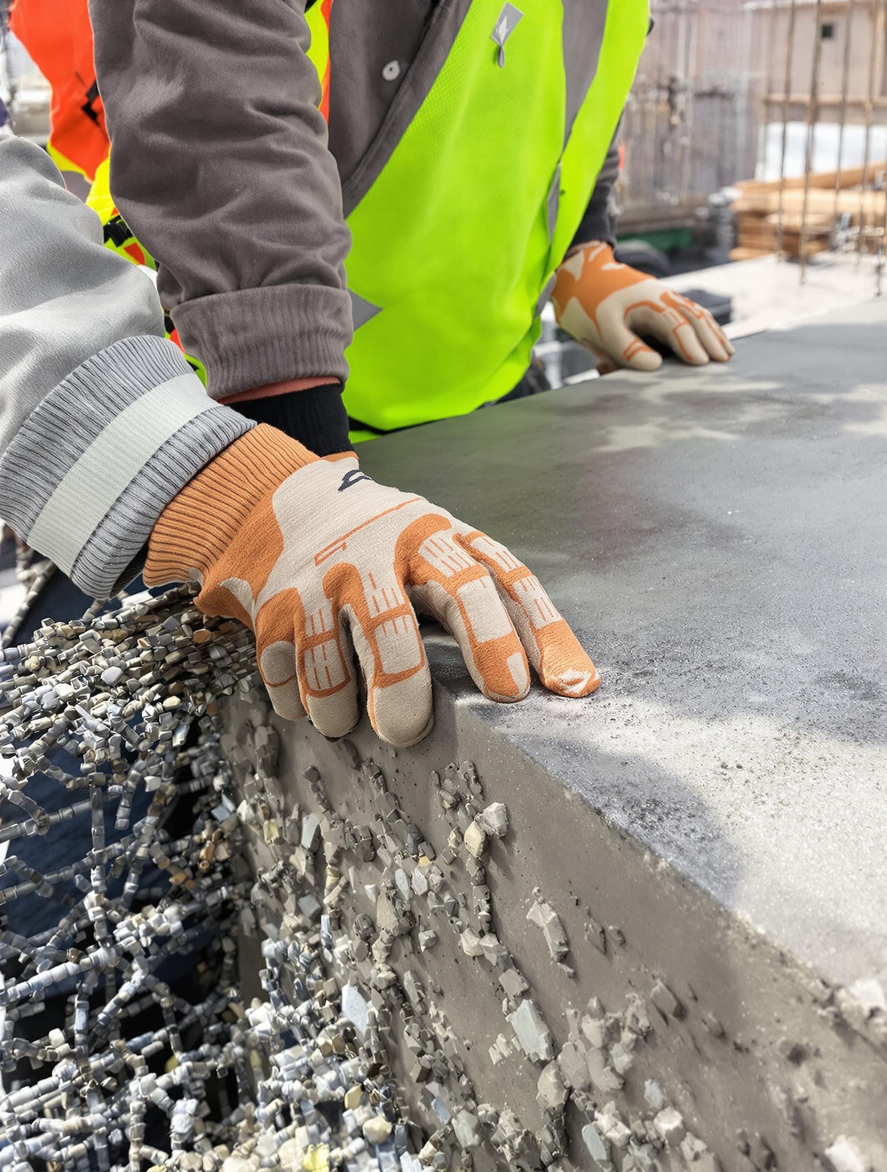 Artisan inspectant une dalle béton avant décoffrage.