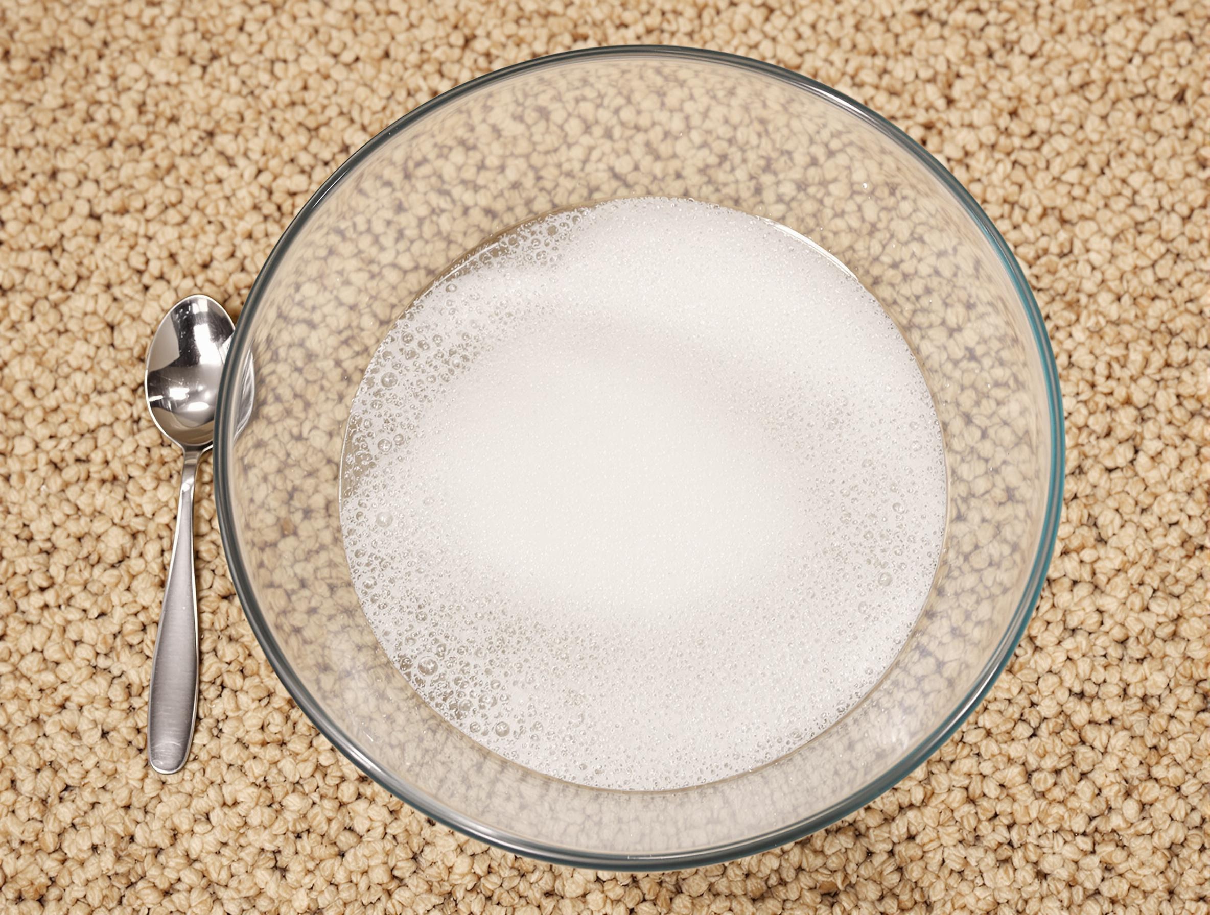 Bol mélange vinaigre bicarbonate sur moquette beige