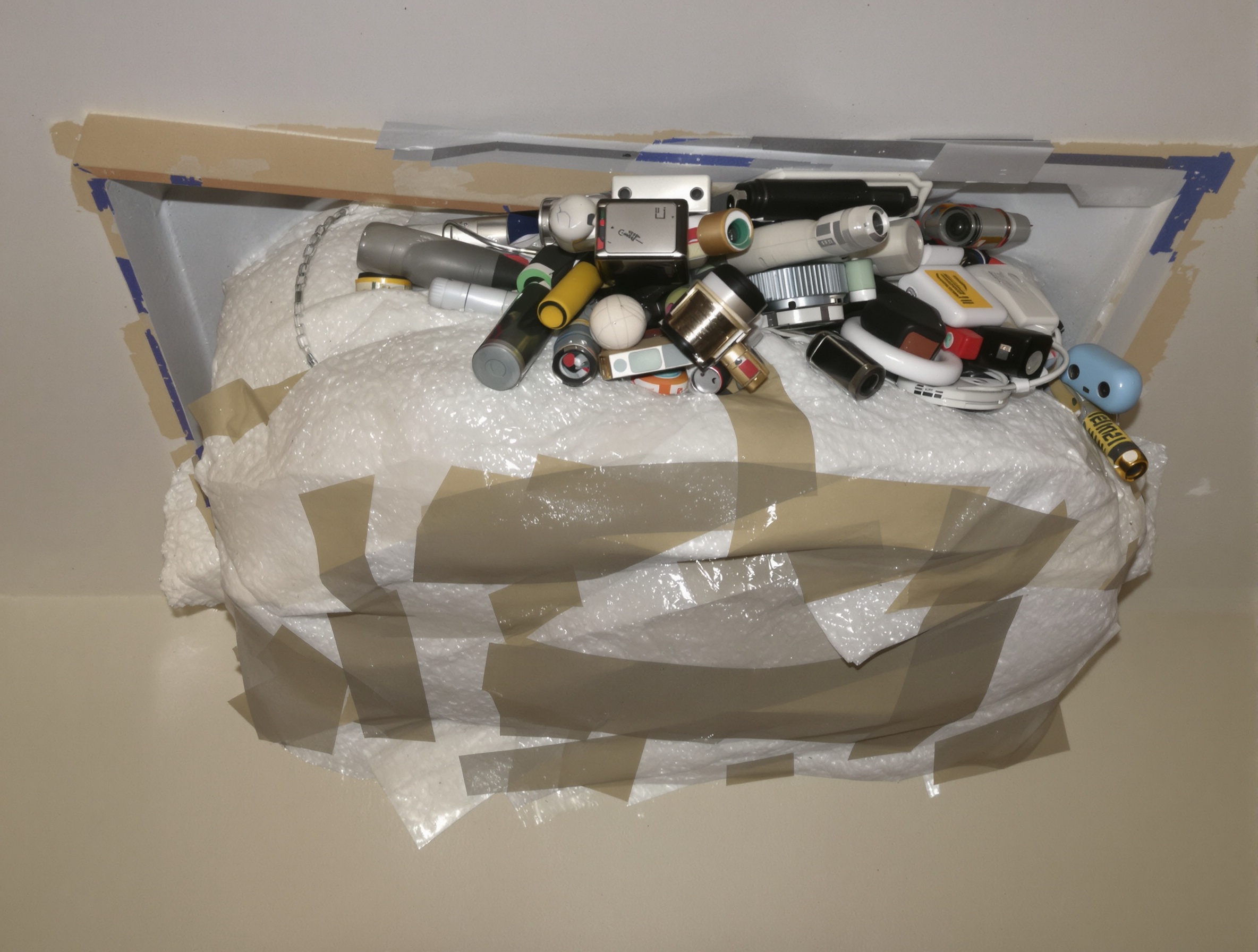 Exemple de bricolage amateur pour boucher une VMC, montrant un résultat inesthétique et inefficace.