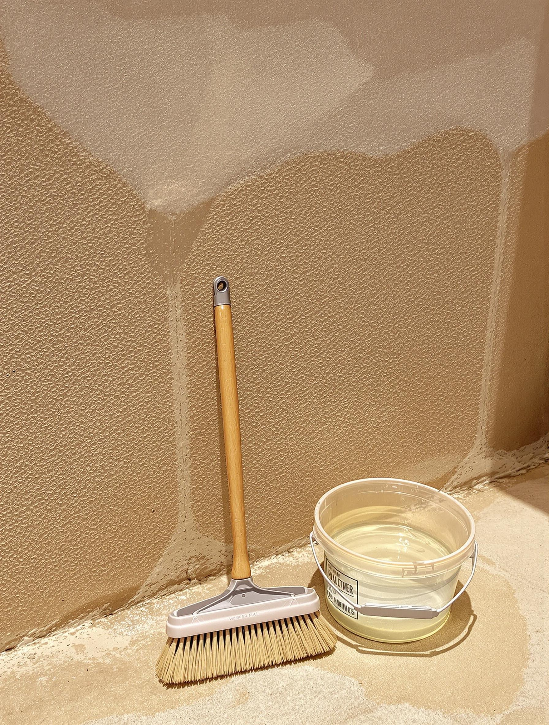 Brosse douce utilisée pour nettoyer une façade en enduit gratté
