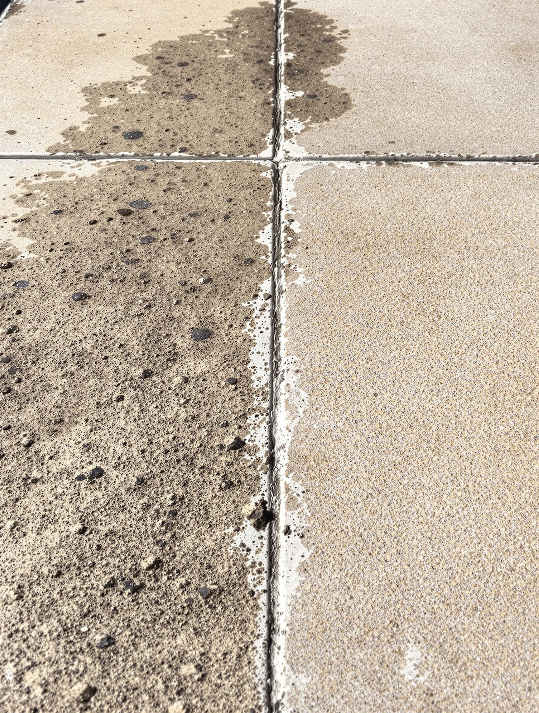 Carrelage poreux nettoyé avec vinaigre blanc