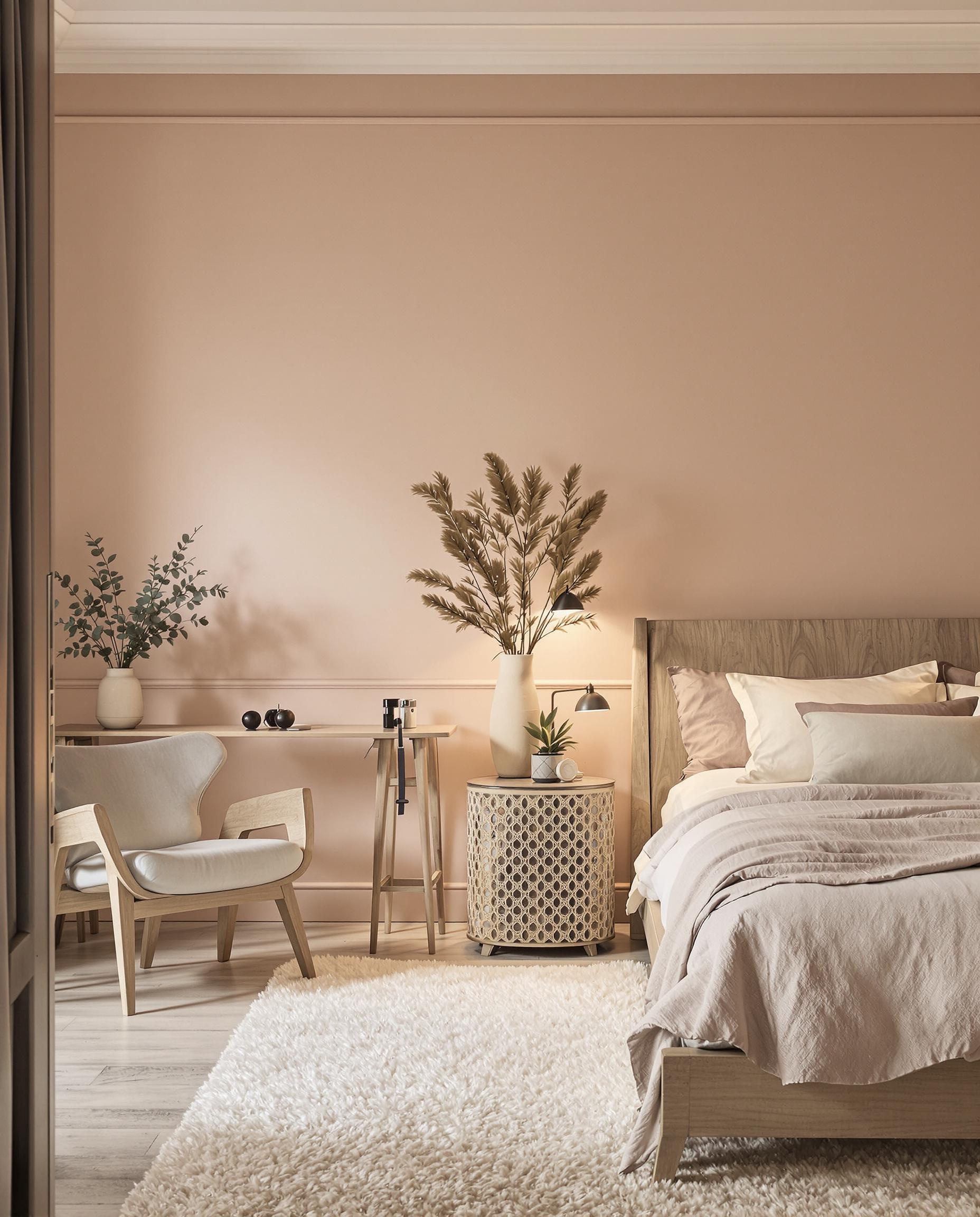 Chambre chic avec mur principal greige, mobilier en bois brut, tapis écru et éclairage chaud.