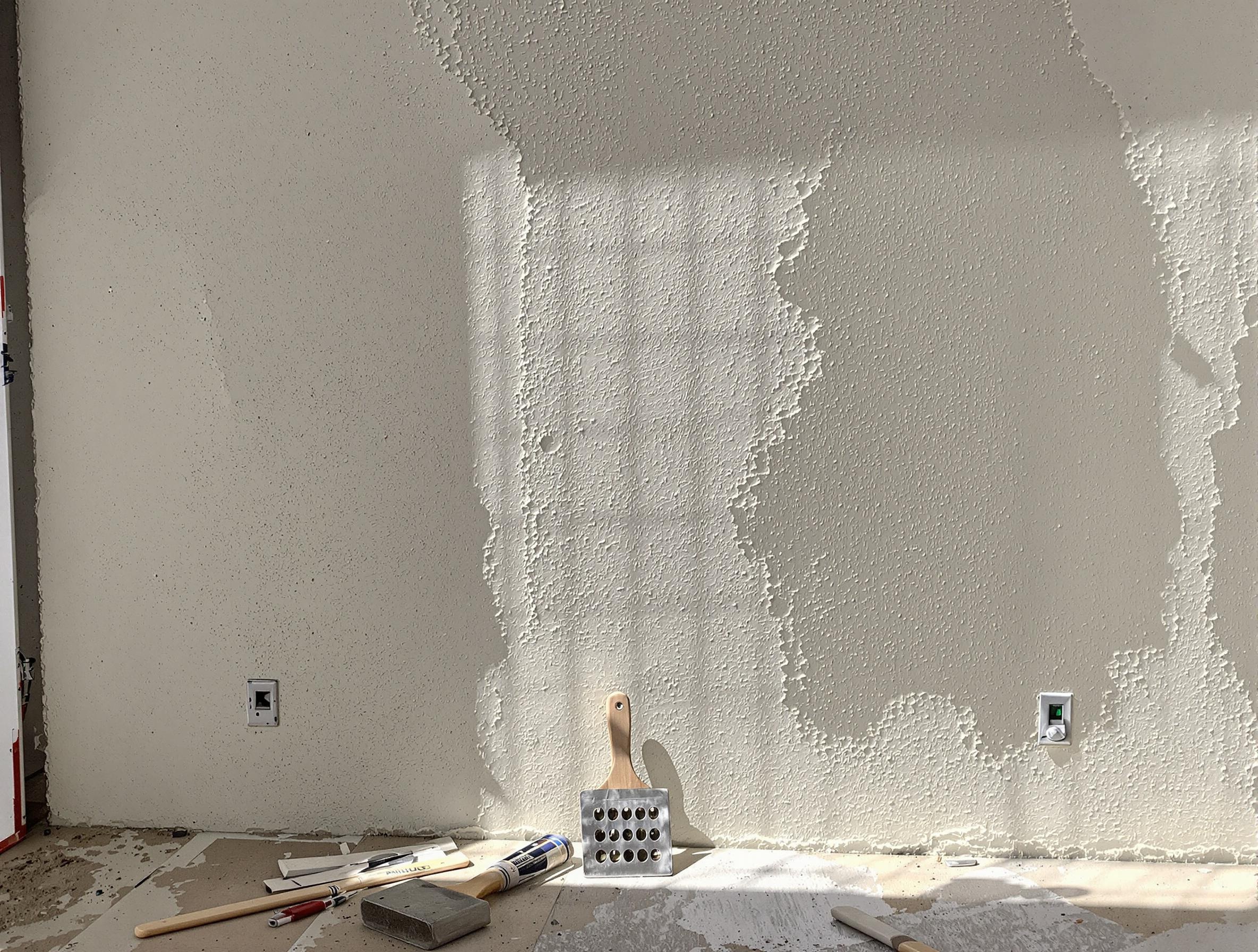 Mur d'enduit gratté avec un style cubisme accidentel