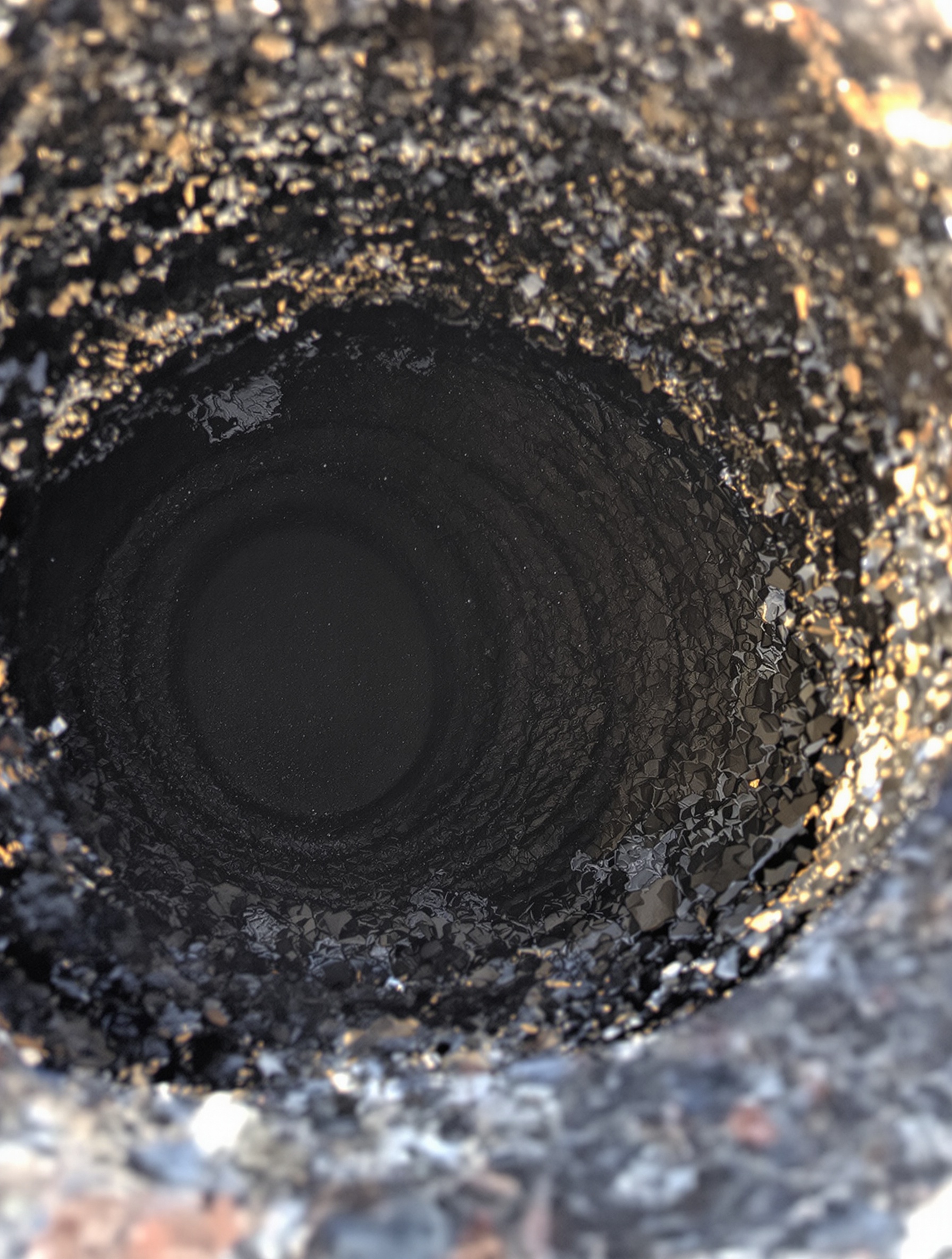 Conduit de cheminée encrassé par le bistre noir dû au bois humide.