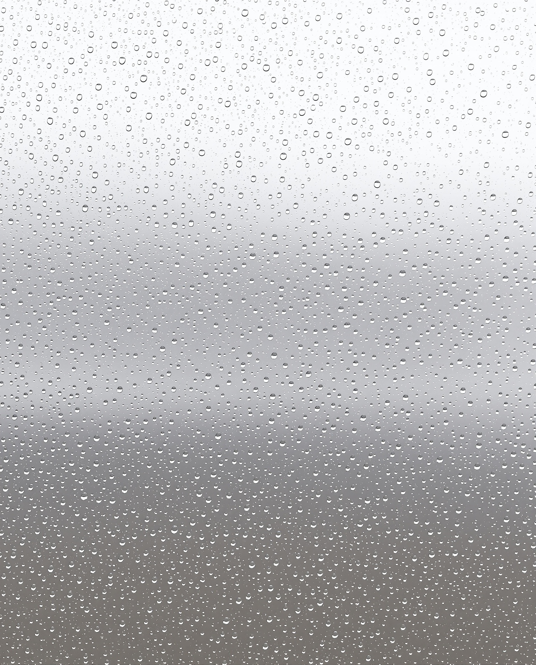 Gouttes de condensation sur une vitre de fenêtre avec lumière du jour