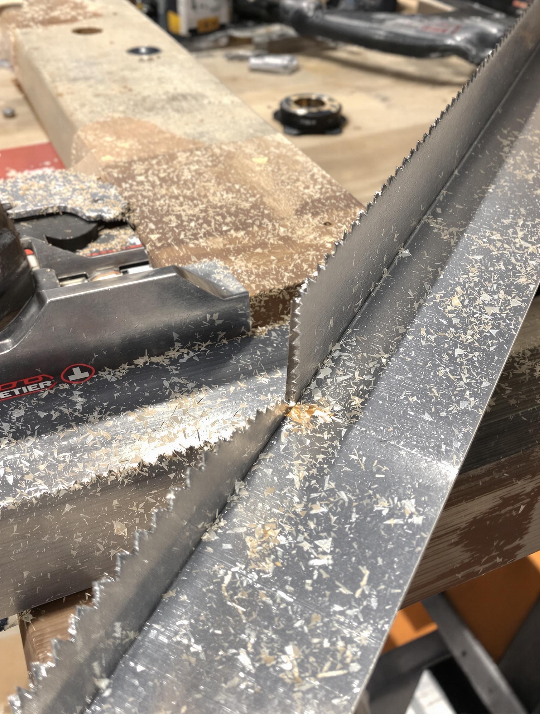 Découpe précise à la boîte à onglet pour un angle parfait