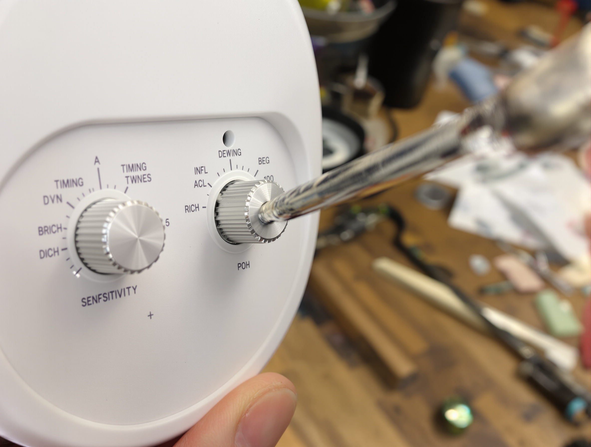 Gros plan molettes réglage potentiomètres détecteur de mouvement 4 fils atelier tournevis