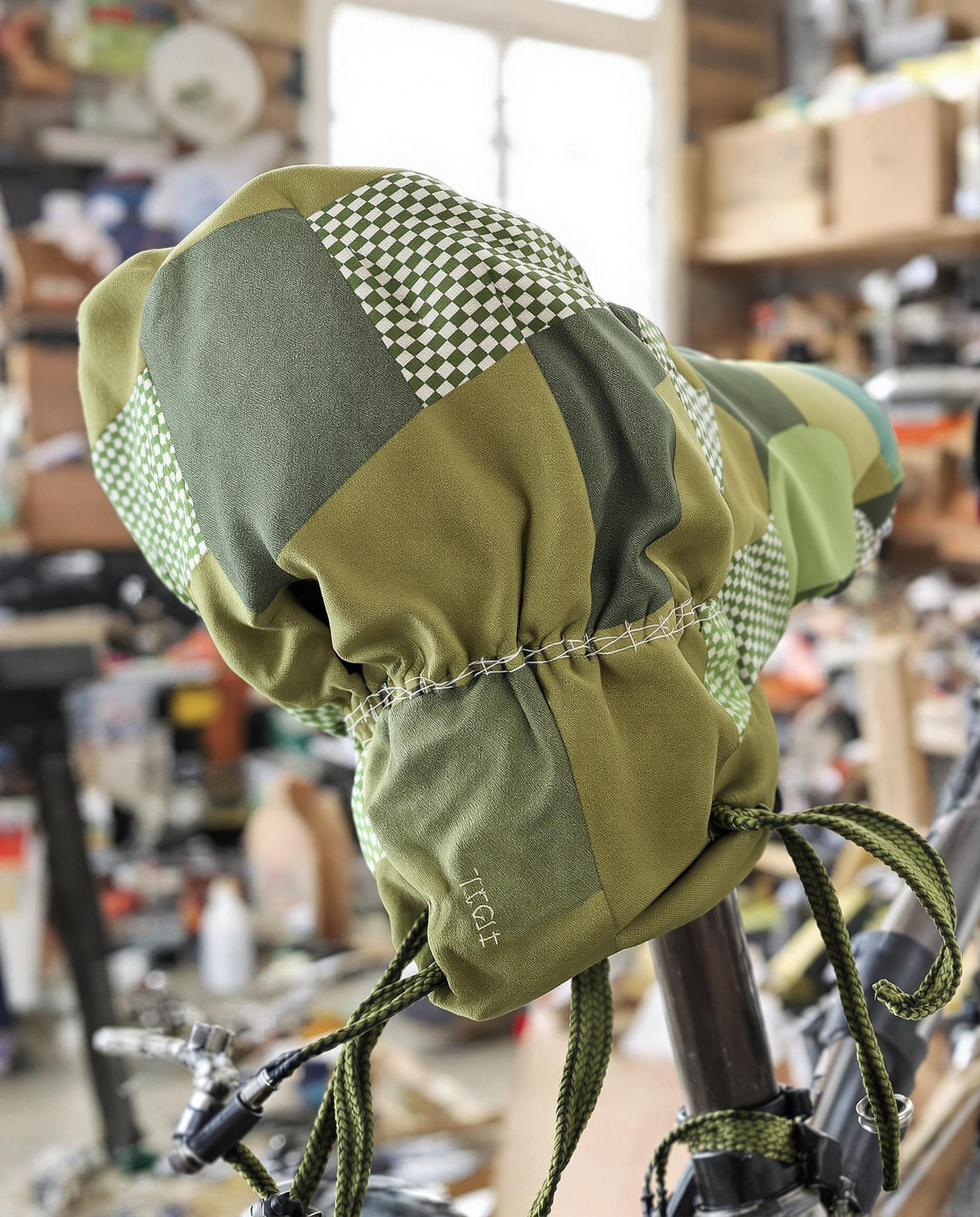 Détail d'une housse de selle patchwork vert DIY avec coulisse et cordon.