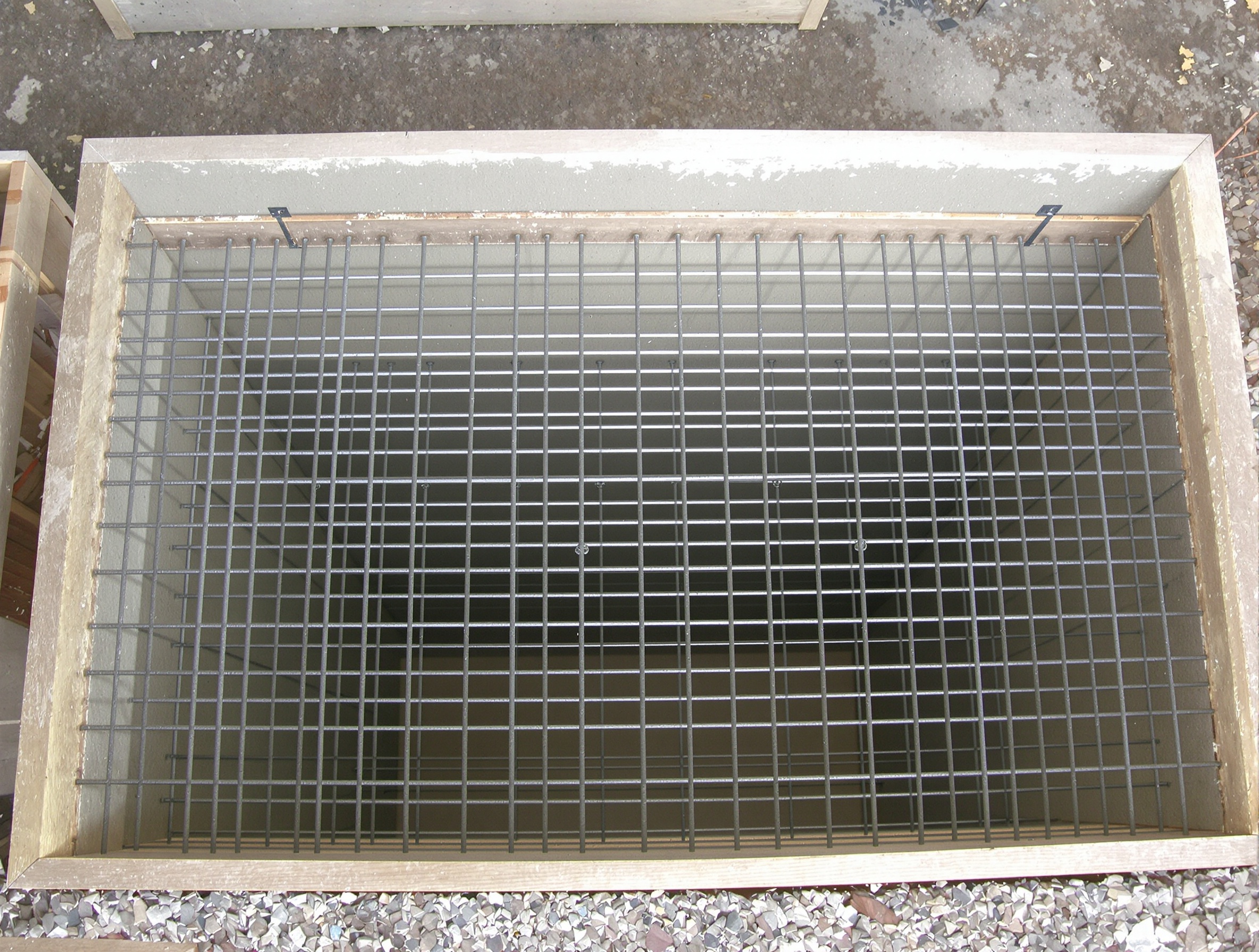 Moule balustre avec fers à béton positionnés avant coulage