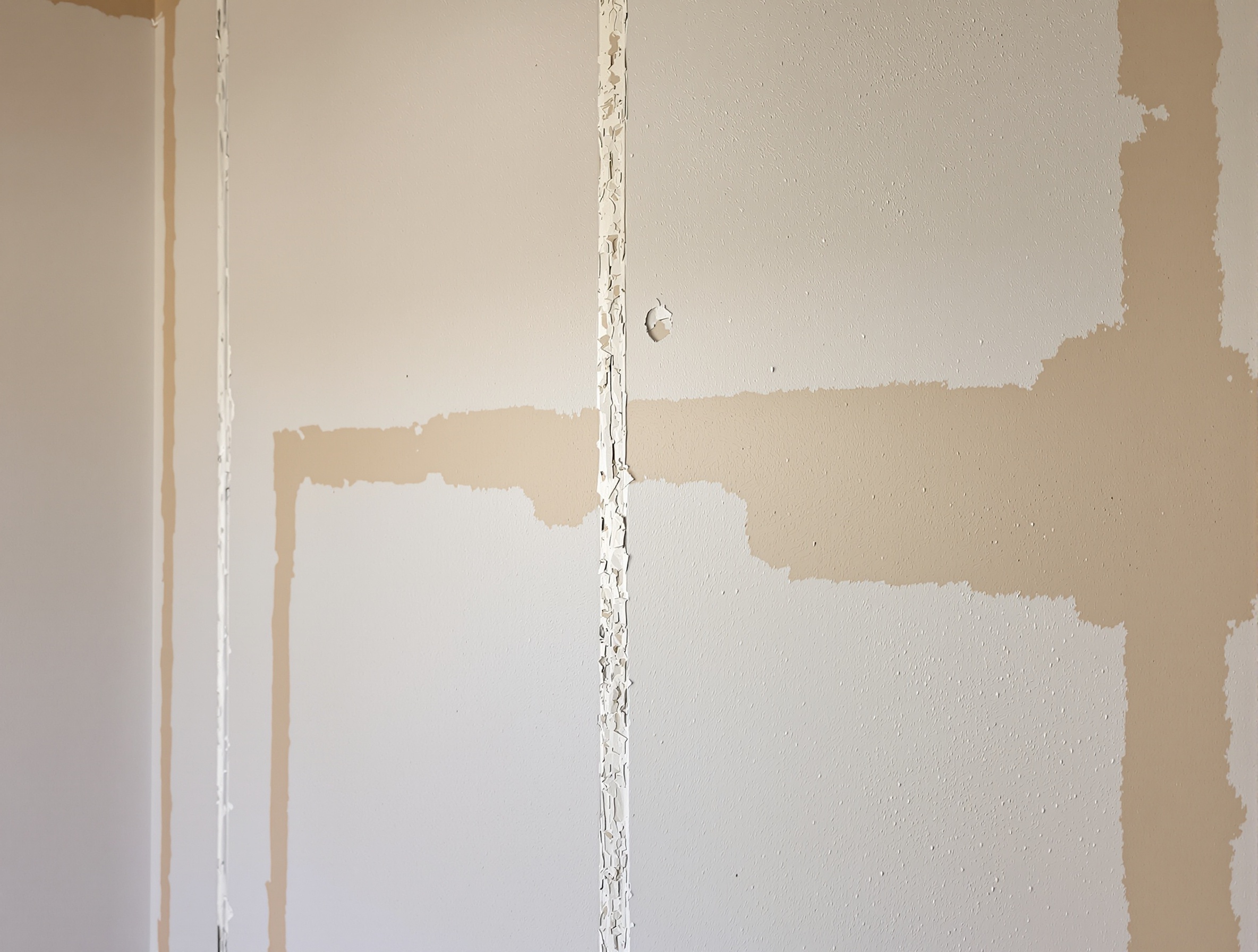 Erreurs de ponçage sur mur de placo – bandes visibles, traces trop appuyées, poussière non nettoyée