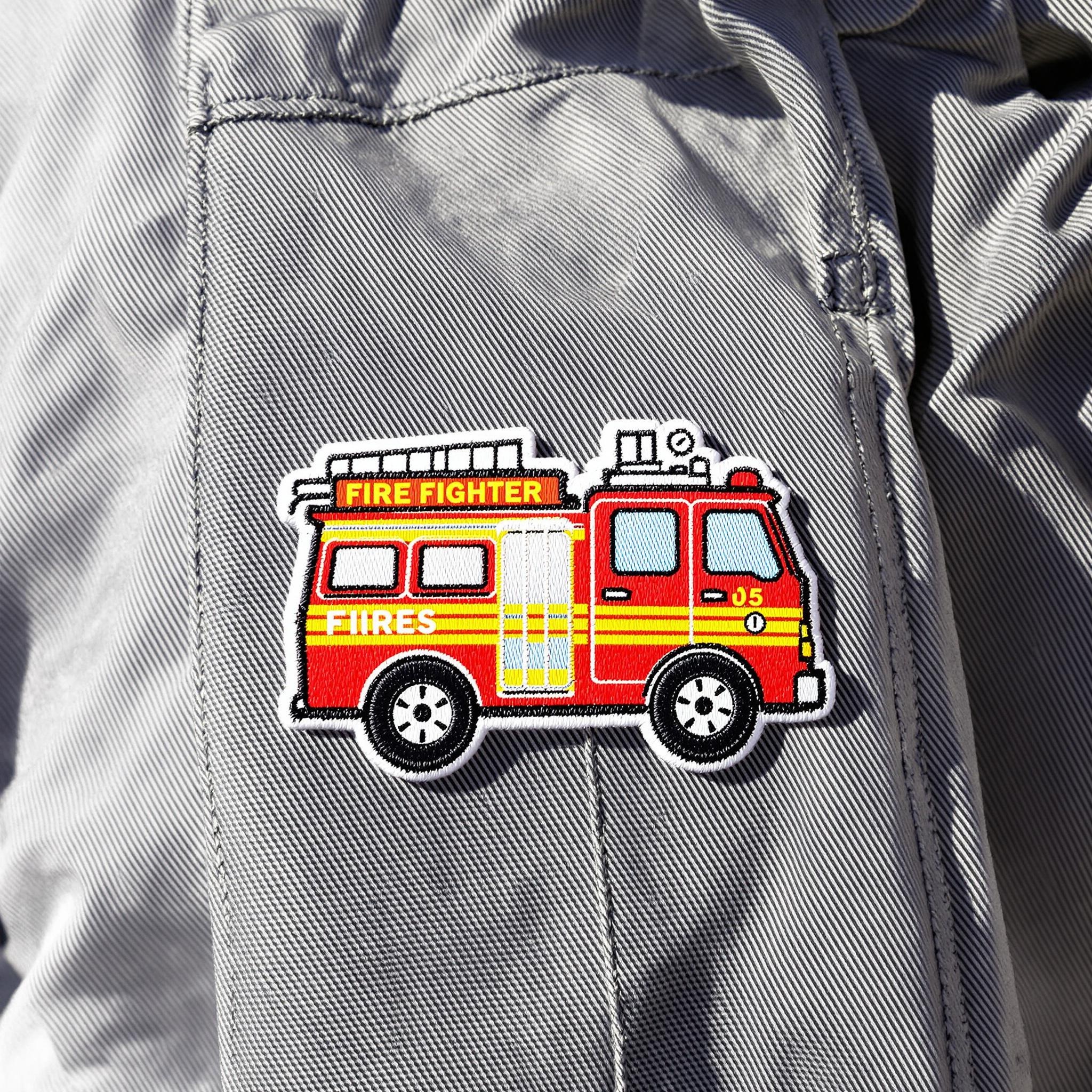 Patch thermocollant camion de pompier appliqué sur une veste