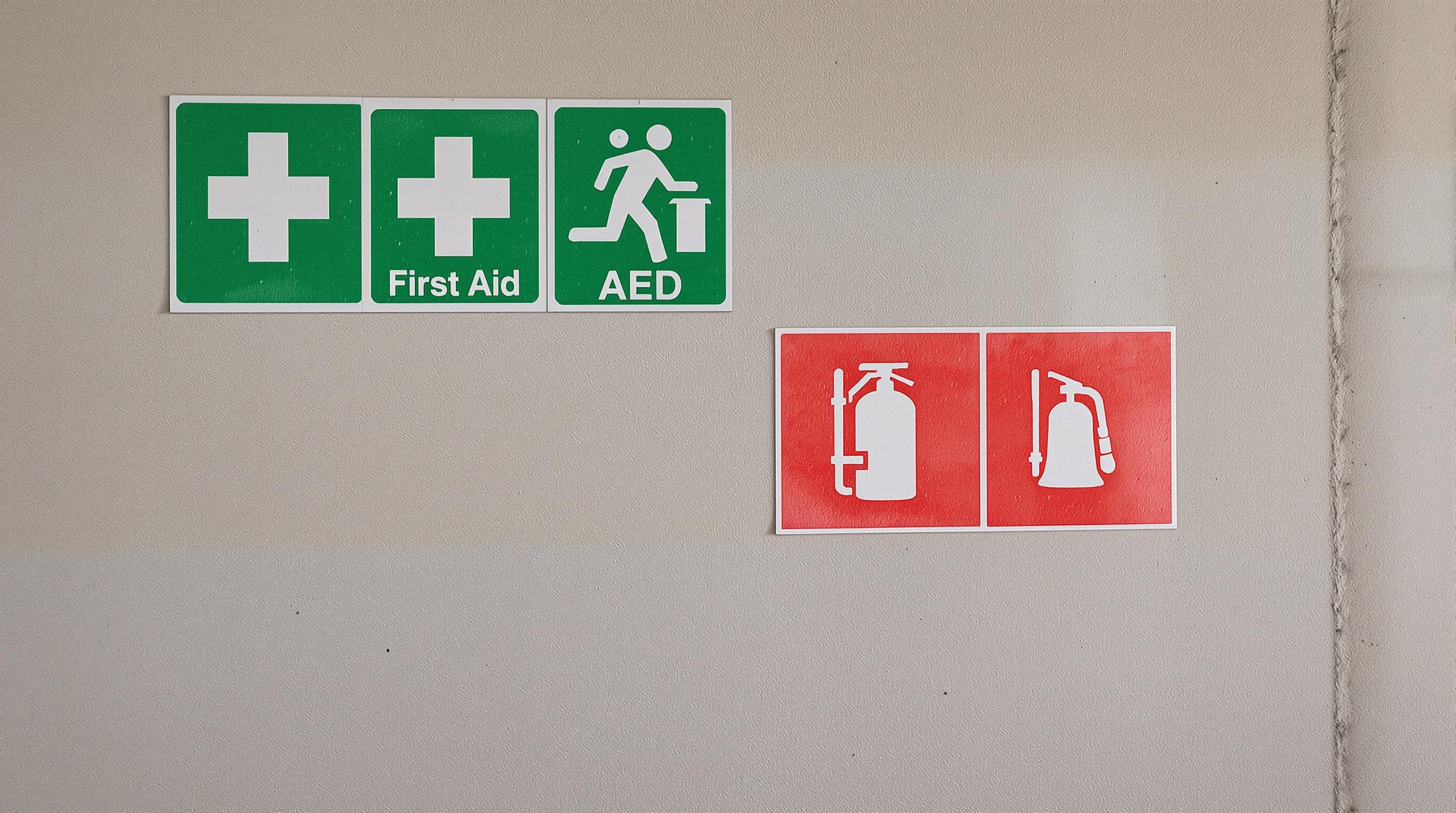 Pictogrammes essentiels premiers secours évacuation incendie chantier réaliste