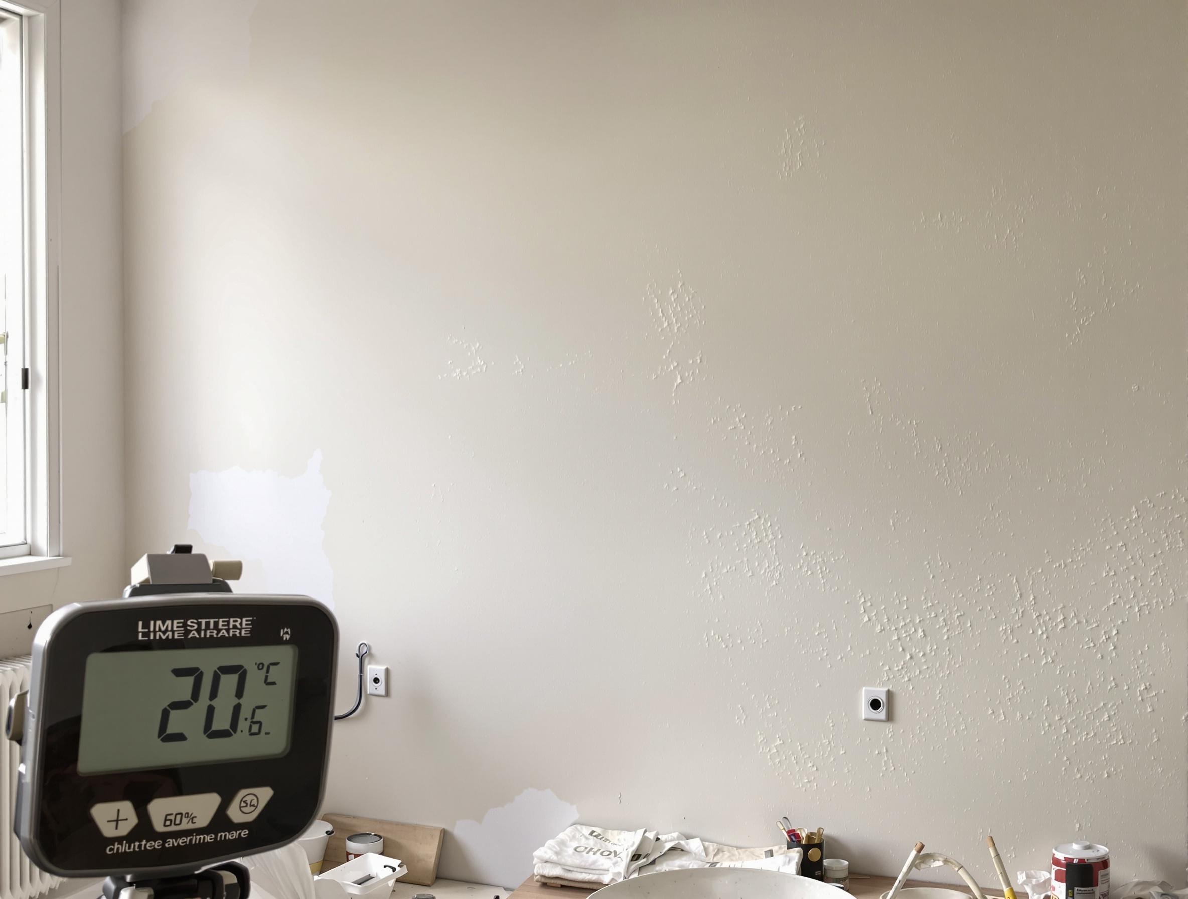 Chantier d’enduit à la chaux aérienne avec thermomètre indiquant 20°C et humidimètre à 60%