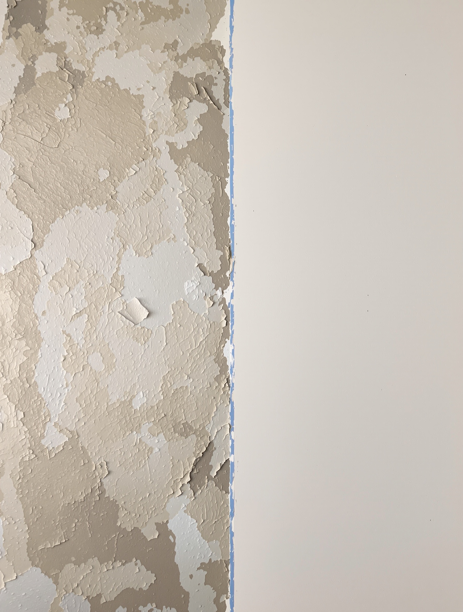 Mur en rénovation après dégât des eaux : partie brute abîmée vs côté enduit lissé.