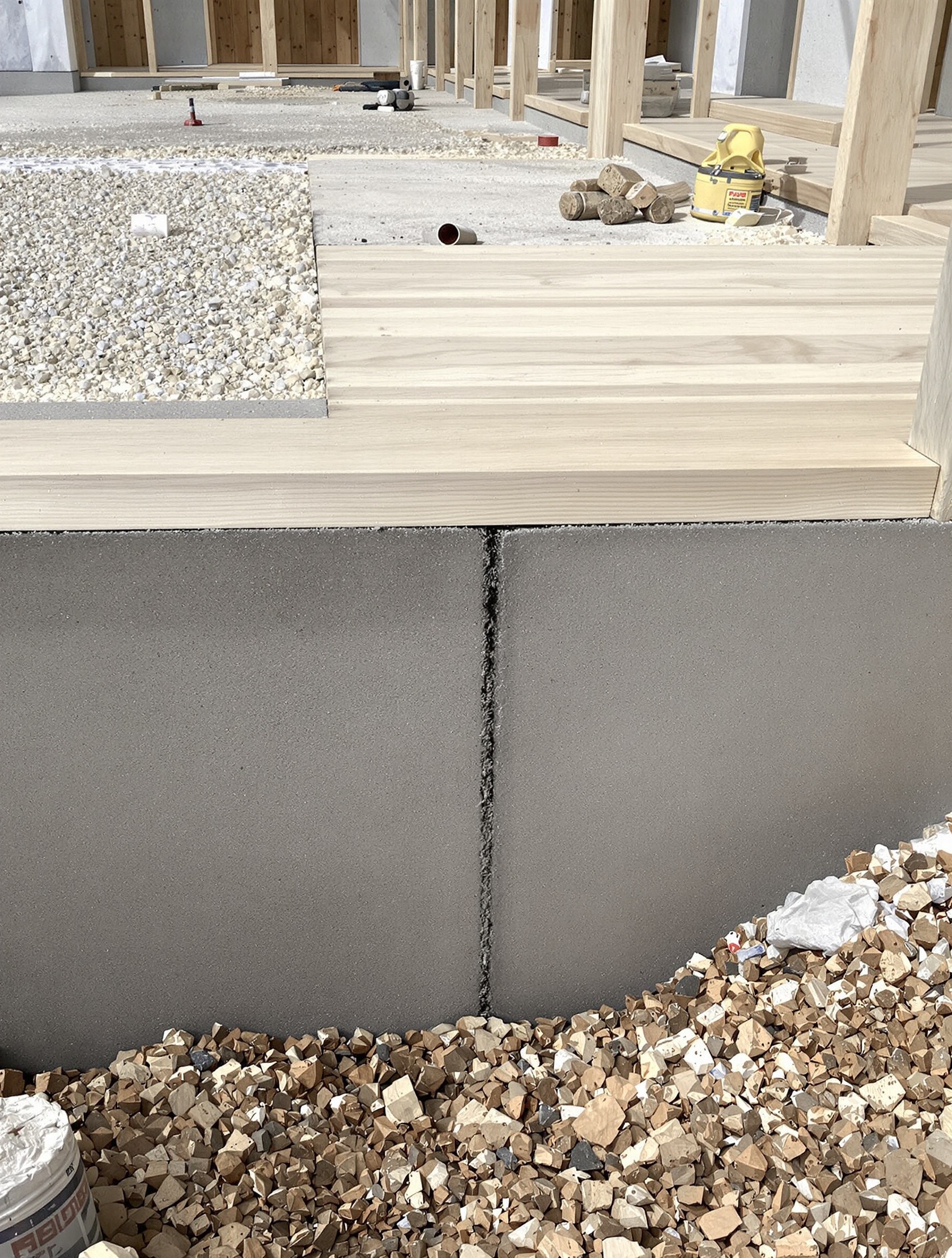 Surbot béton parfait avec lisse basse ossature bois – rôle assise et protection
