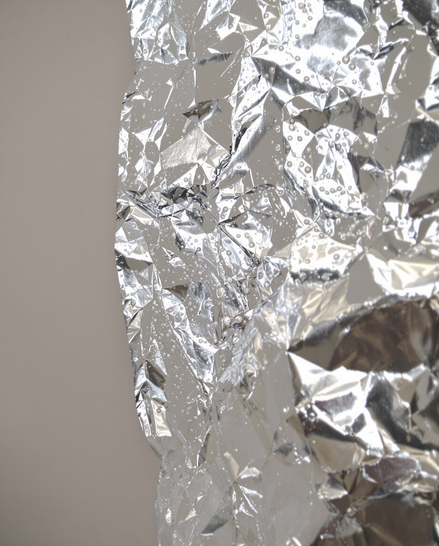 Test feuille aluminium sur un mur humide avec gouttelettes visibles – diagnostic condensation ou infiltration.