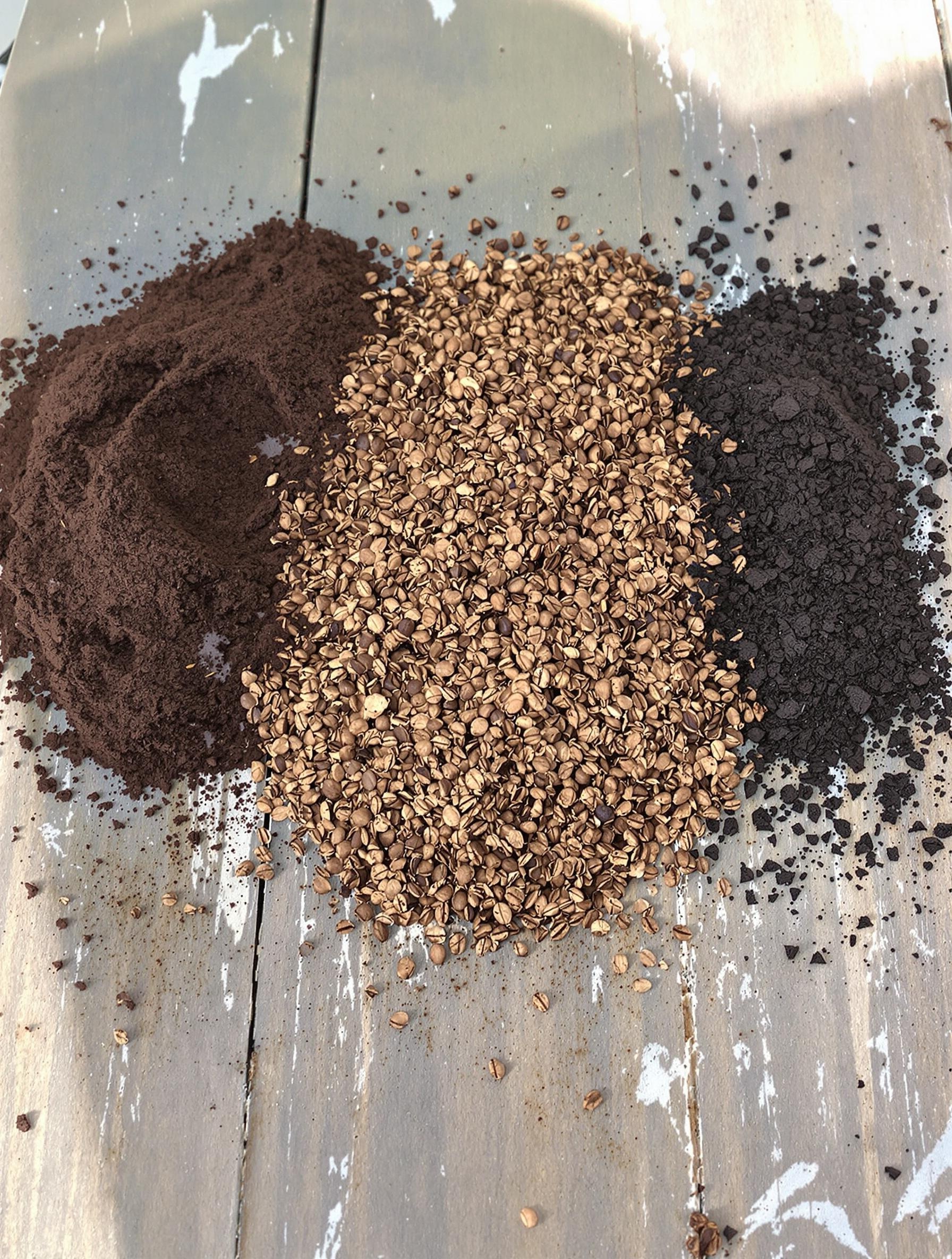 Trois états du marc de café : frais, sec, brûlé