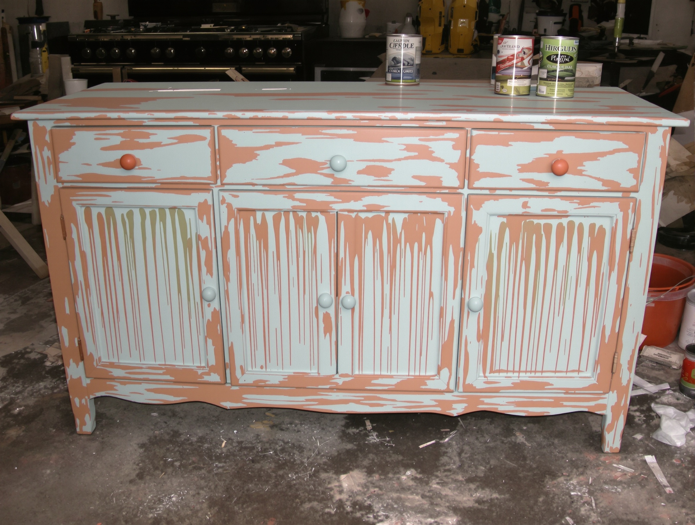 Buffet moche raté avec peinture baveuse et poignées décalées
