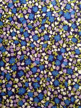 Image jolie fleur bleue et mauve fond violet